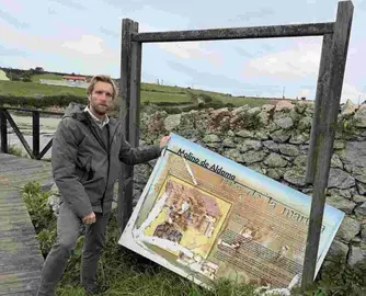 El portavoz del PRC, Felipe Pi&ntilde;a, en el entorno del molino.