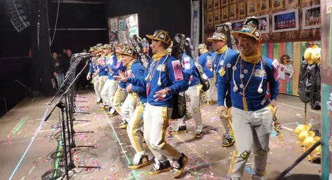 Murga Los Canallas sobre el escenario. R.A.