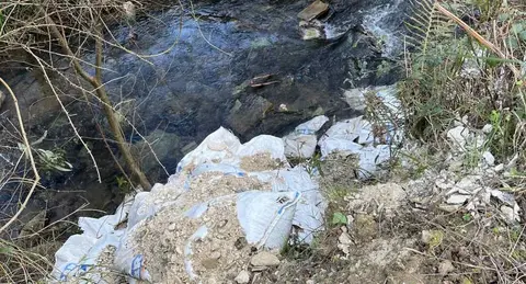 Escombros en el r&iacute;o Tabernilla.