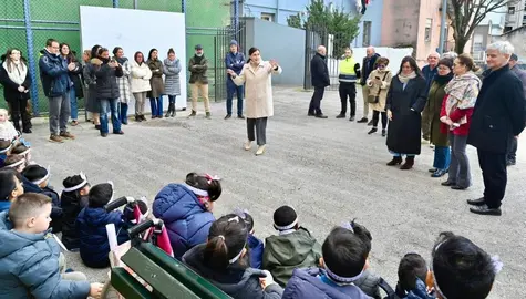 Descubrimiento de la placa con los escolares.