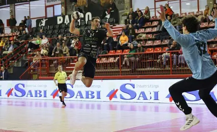 Un momento del partido entre los c&aacute;ntabros y los franceses.