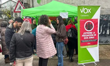 Recogida de firmas promovida por Vox en Cartes.