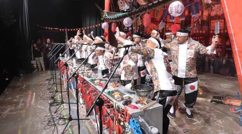 Murga Canallas sobre el escenario. R.A.