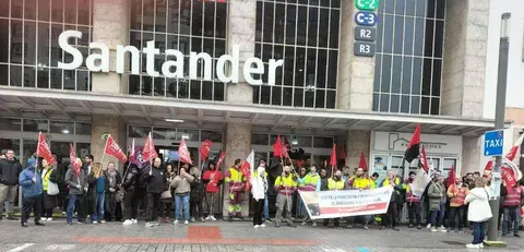 Un momento de la concentraci&oacute;n en Santander.