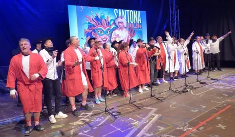 'Los &Uacute;ltimos del Peralvillo' y 'Mamel' volvieron a subir al escenario para cantar. R.A.