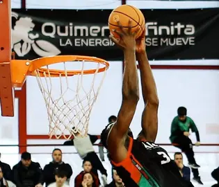 Una jugada en el partido de banloncesto en el pabell&oacute;n Vicente Trueba.