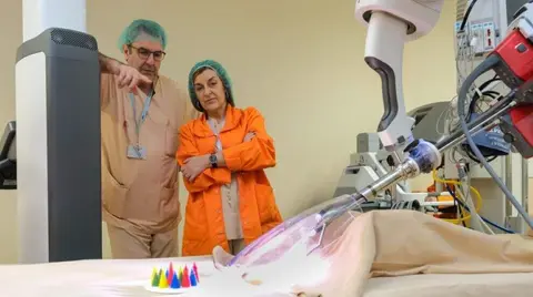 Visita al robot Da Vinci en Valdecilla.