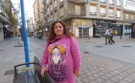 La presidenta de Asanco, PIli Abascal, junto a la Plaza de San Antonio. R.A.