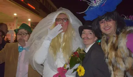 'Hasta que la otra nos separe' en el desfile de Renedo, en Pi&eacute;lagos.