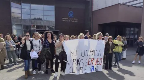 Concentraci&oacute;n de protesta de Serveo en Valdecilla.