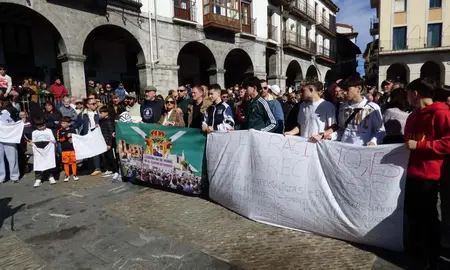 Concentraci&oacute;n en Castro Urdiales contra el centro de Menas. R.A.