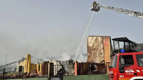 Extinci&oacute;n de incendio por los bomberos.