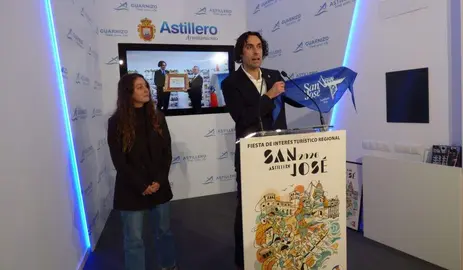 El alcalde Javier Fern&aacute;ndez Sober&oacute;n, y la edil de Festejos, Ana Ca&ntilde;as, en la presentaci&oacute;n de las Fiestas de San Jos&eacute;. R.A.