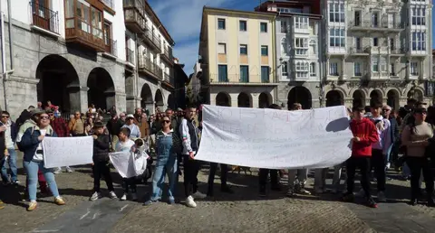 Concentraci&oacute;n contra el centro de Menas en Castro Urdiales. R.A.
