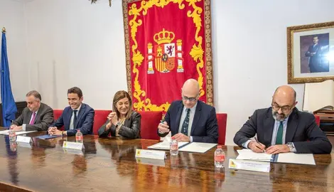 Acto del firma del convenio ferroviario en Los Corrales de Buelna.