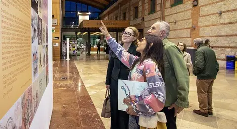 Sonia Pi&ntilde;eiro en la inauguraci&oacute;n de su muestra en Santander.