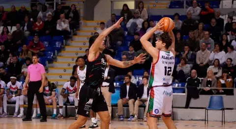 Un momento del partido del Grupo Alega Cantabria.