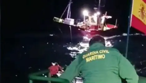 Un momento del remolque de la embarcaci&oacute;n pesquera.