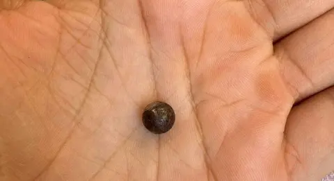 Uno de los balines encontrado en la calle Las Huertas.