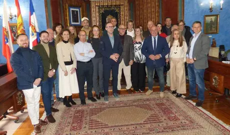 Representantes del PSOE apoyaron a su nuevo alcalde. R.A.