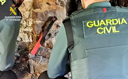 Los agentes con el hacha.