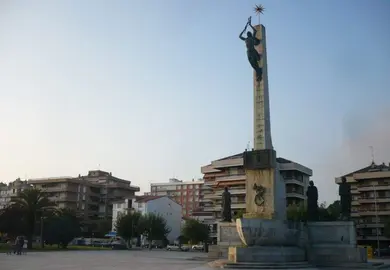 Monumento a Carrero Blanco en Santo&ntilde;a. R.A.