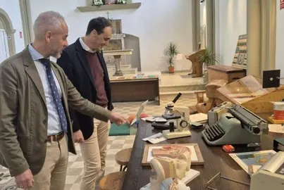 Inauguraci&oacute;n del centro cultural con la presencia del consejero de Educaci&oacute;n y el alcalde.
