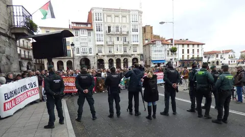 Concentraci&oacute;n en Castro Urdiales en contra del centro para menas en Mio&ntilde;o.
