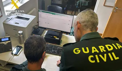 Agentes investigan la presunta estafa.