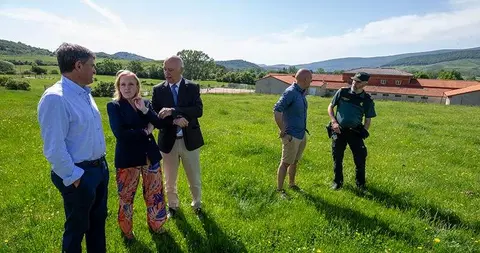 Las autoridades pol&iacute;ticas en su visita a la Hermandad de Campoo de Suso.