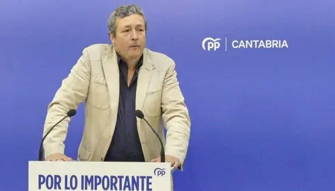 I&ntilde;igo Fern&aacute;ndez en la rueda de prensa.