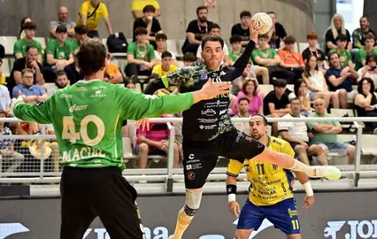 Un instante del partido ante el Bidasoa.