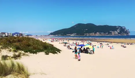 Playa de Laredo en verano. R.A.