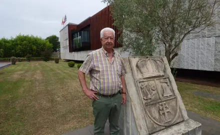 El alcalde de Meruelo, Evaristo Dom&iacute;nguez (PP), junto al escudo del Ayuntamiento. R.A.