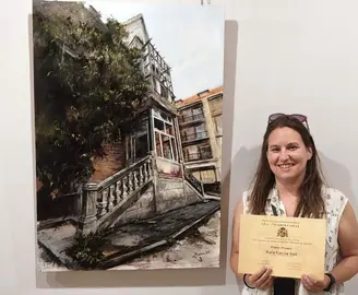 Zara Garc&iacute;a con su obra ganadora.