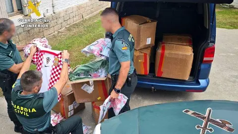 Camisetas intervenidas por la Guardia Civil.