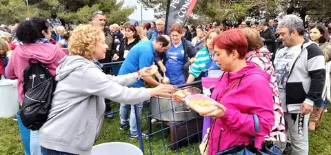 Reparto de marmite en Santo&ntilde;a. R.A.
