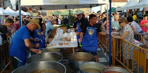 Reparto del marmite en el barrio de Ancillo, en Argo&ntilde;os. R.A.