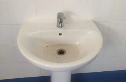 Atasco en el lavabo de las piscinas.