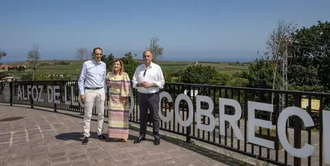 Las autroridades pol&iacute;ticas visitaron el mirador de C&oacute;breces.