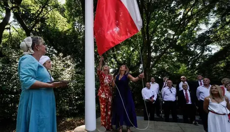 Izado de la bandera de Cantabria en Puente San Miguel.
