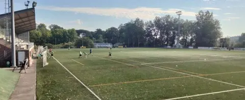 Campo de f&uacute;tbol de Pontejos, en marina de Cudeyo. R.A.