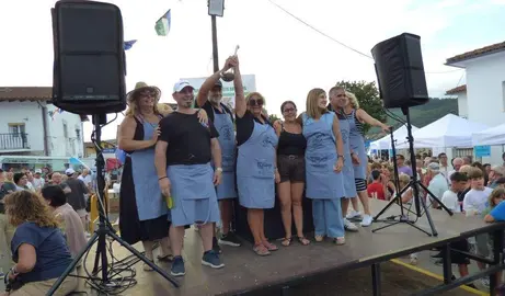 'Los &Uacute;ltimos de la fila', ganadores del Concurso de marmite de las Fiestas de San Esteban en Argo&ntilde;os. R.A.