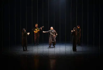 Cadenas en el escenario.