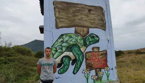 Juan Solanas en el mural realizado en Berria. R.A.
