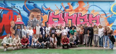 Asistentes al acto del mural en honor a