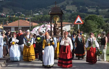 Ofrenfa floral en Pi&eacute;lagos con motivo de las Fiestas de la Virgen de Valencia.