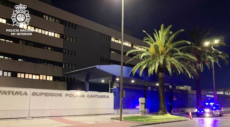 Detenidos dos hombres por el hurto en el interior de siete vehículos en Santander