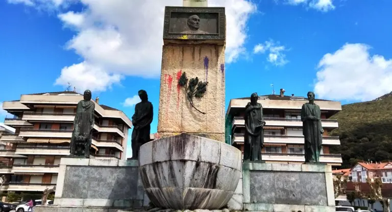 Monumento a Carrero Blanco en la zona del Pasaje en Santoña. R.A.