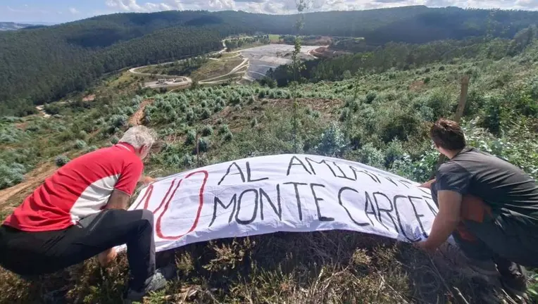 Protesta contra el vertedero de amianto.